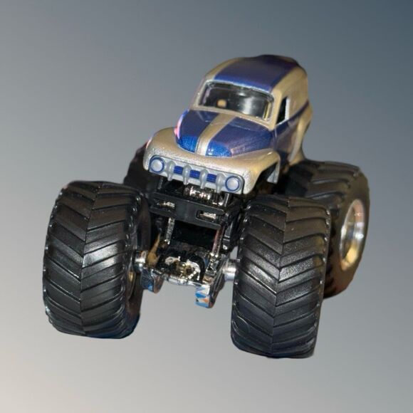 Hot Wheels Monster Jam Grave Digger The Legend 1:64 Scale B23 - Picture 2 of 9